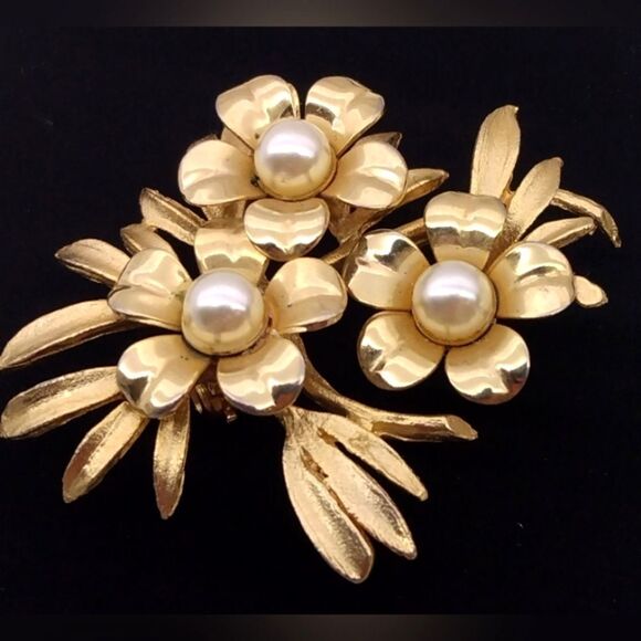 Gold Floral Vintage Flower's With Pearls - Picture 4 of 9